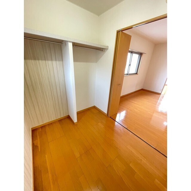 物件内観写真11　(洋室にはたくさん収納できるクローゼットがあります♪)