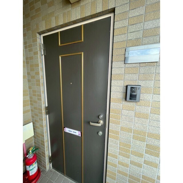 物件内観写真16　(外から見た玄関です！)