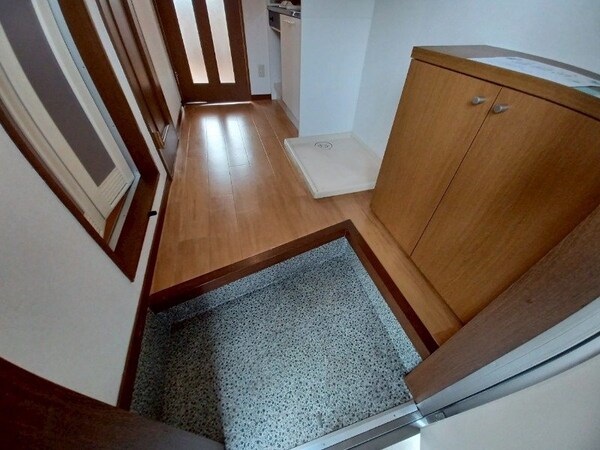 玄関(同型参考写真です。)