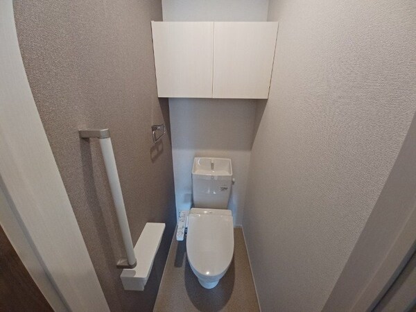 トイレ(同型、反転タイプの部屋写真です)