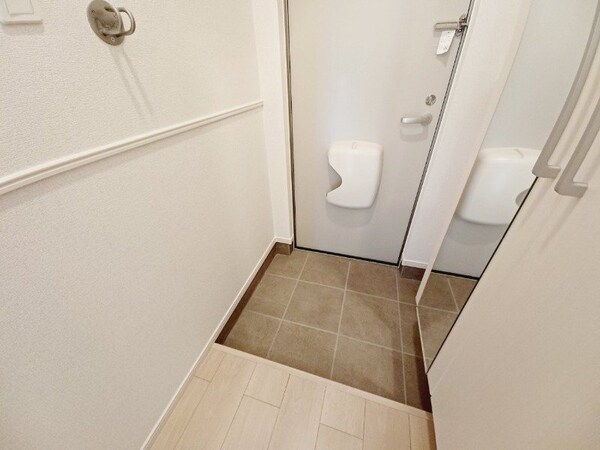 玄関(同型参考写真)