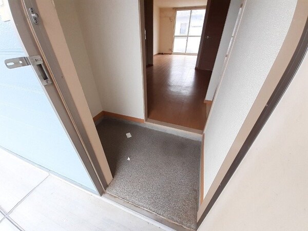 玄関(同物件別室写真)