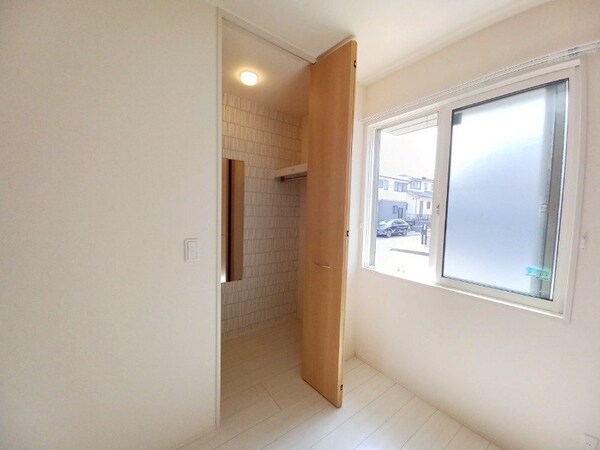 収納(同型反転参考写真)