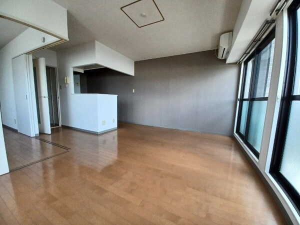 居室・リビング(別部屋反転写真です)