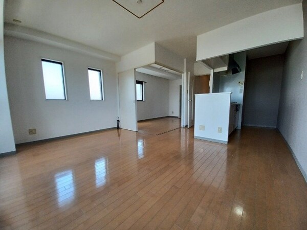 居室・リビング(別部屋反転写真です)