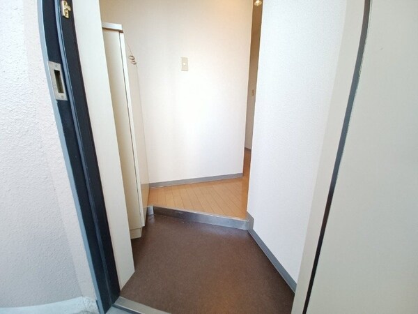 玄関(別部屋反転写真です)
