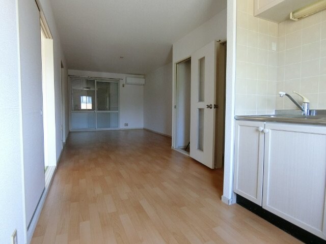 物件内観写真2　(居室・リビング)