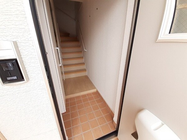 玄関(同型タイプの画像です)