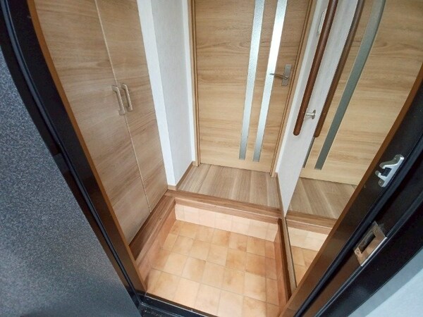 玄関(同物件別室写真)
