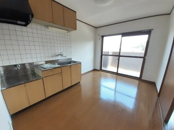 居室・リビング(同物件別室画像)