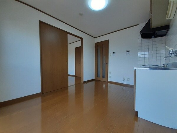 居室・リビング(同物件別室画像)