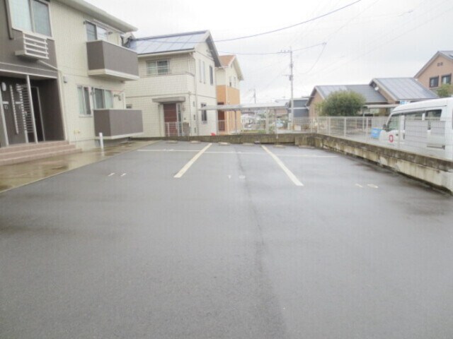 物件外観写真2　(駐車場)