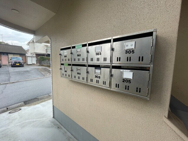 物件外観写真3　(集合郵便受け)