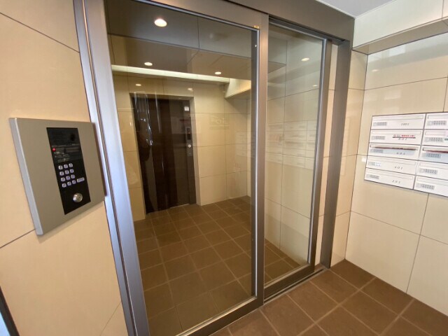 物件外観写真3　(エントランス部分)