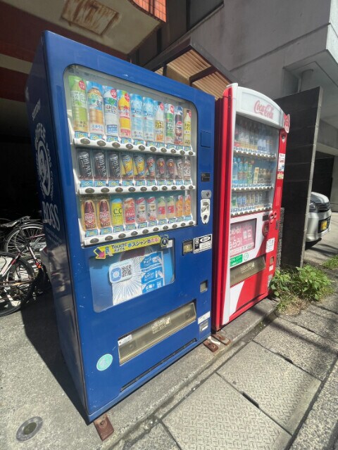物件外観写真4　(敷地内自動販売機)