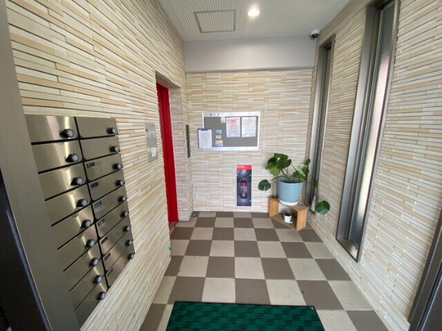 物件外観写真3　(エントランス部分)