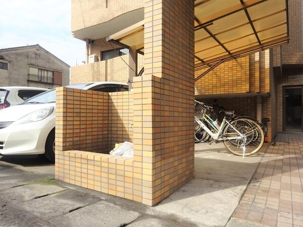 敷地内ゴミ捨て場