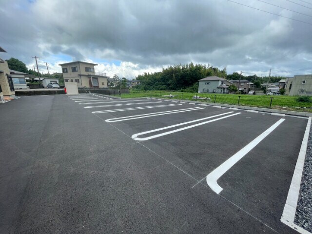 物件外観写真2　(駐車場)