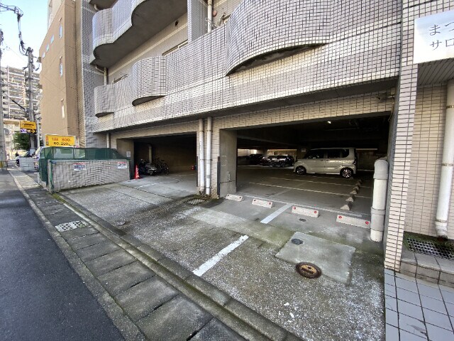 物件外観写真2　(駐車場)