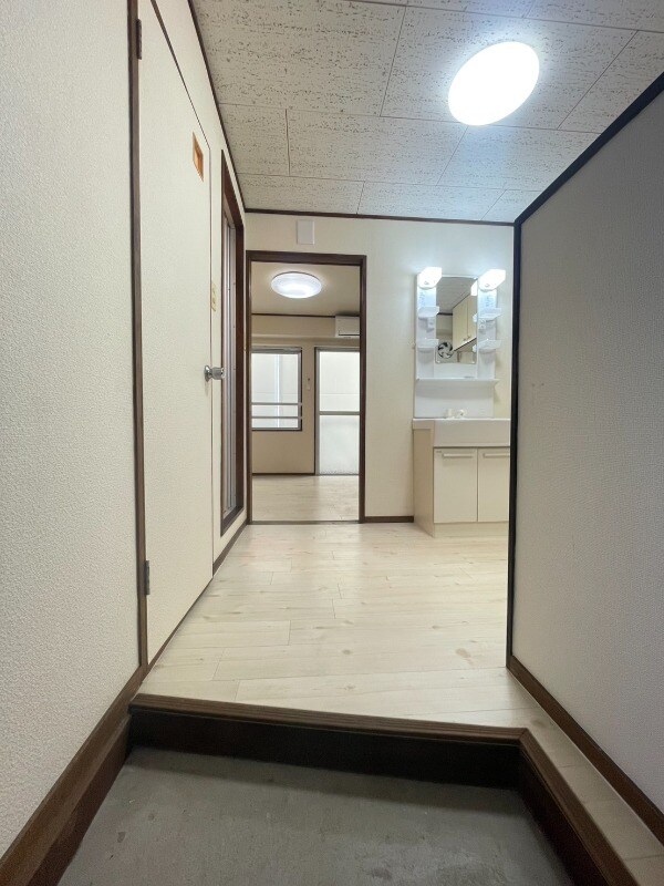 物件内観写真12　(玄関)