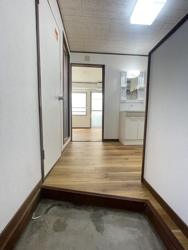 物件内観写真13　(玄関)