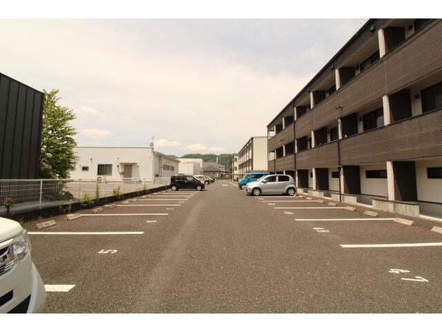 物件外観写真5　(駐車場)