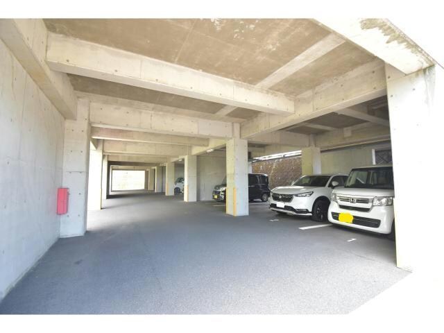 物件外観写真3　(駐車場)