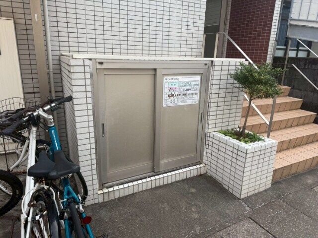 物件外観写真3　(ゴミ置き場)