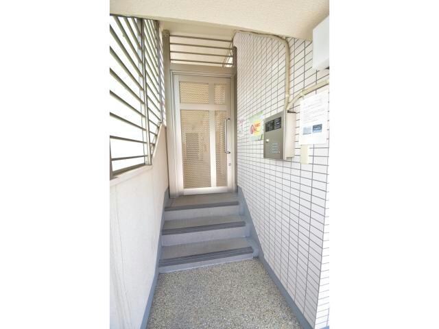 物件外観写真2　(エントランス部分)
