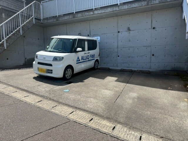 物件外観写真2　(駐車場)