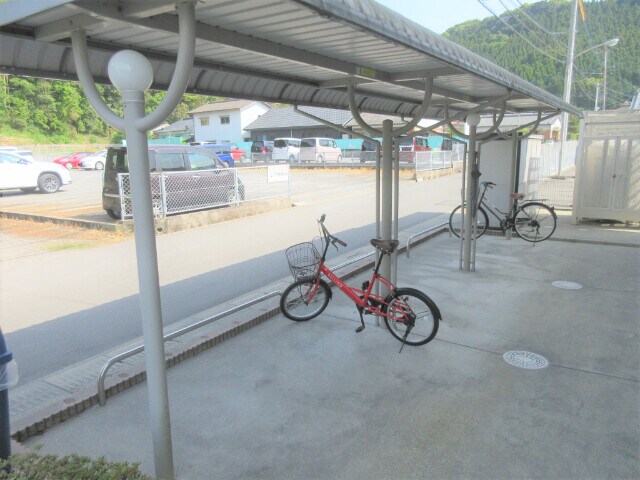 物件外観写真3　(駐輪場)