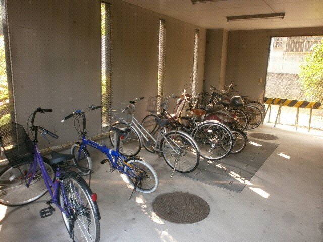 物件外観写真4　(駐輪場)