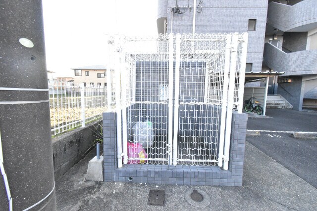 物件外観写真3　(ゴミ置き場)