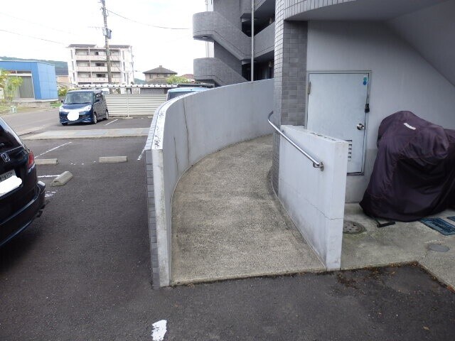 物件外観写真4　(スロープ)