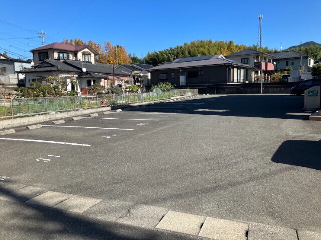 物件外観写真3　(駐車場)