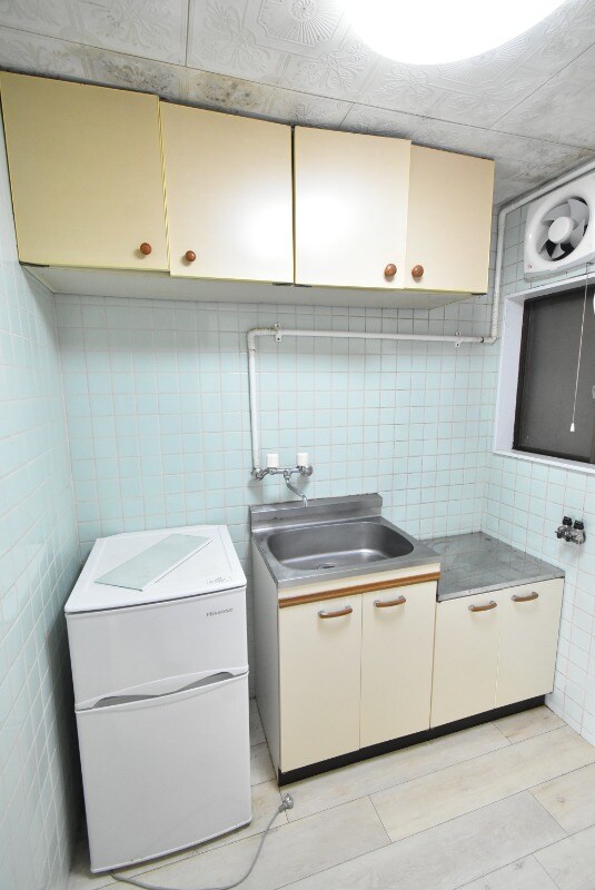 物件内観写真5　(※照明、冷蔵庫はサービス品となります。)