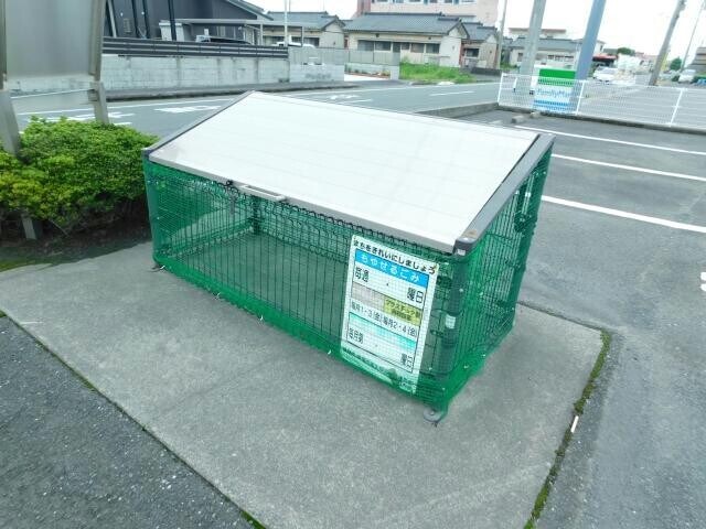 物件外観写真4　(敷地内ゴミ置き場)