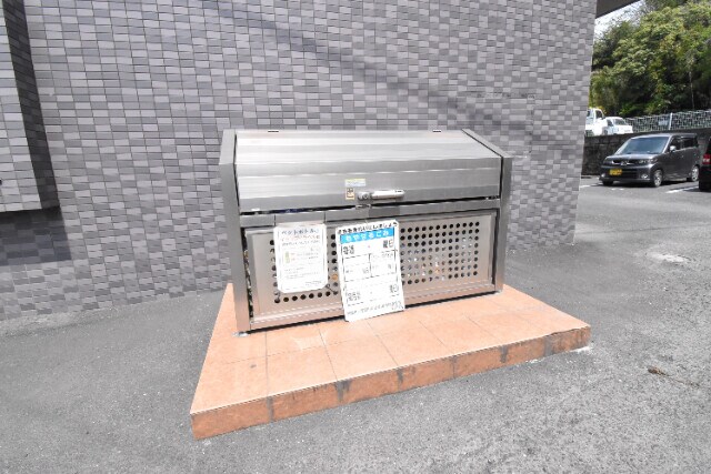 物件外観写真6　(敷地内ごみ置き場)