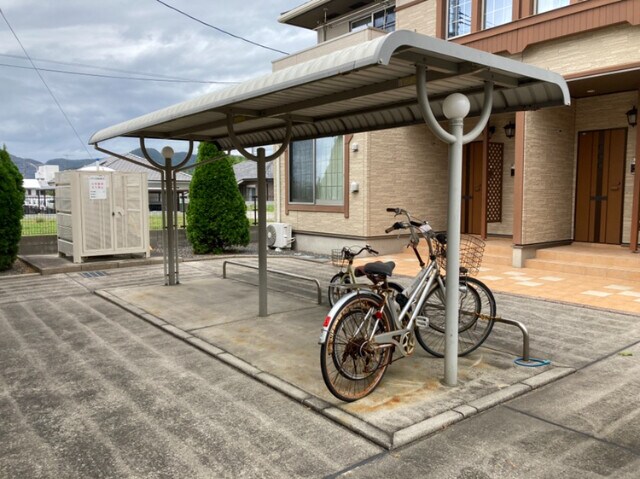 物件外観写真3　(駐輪場)