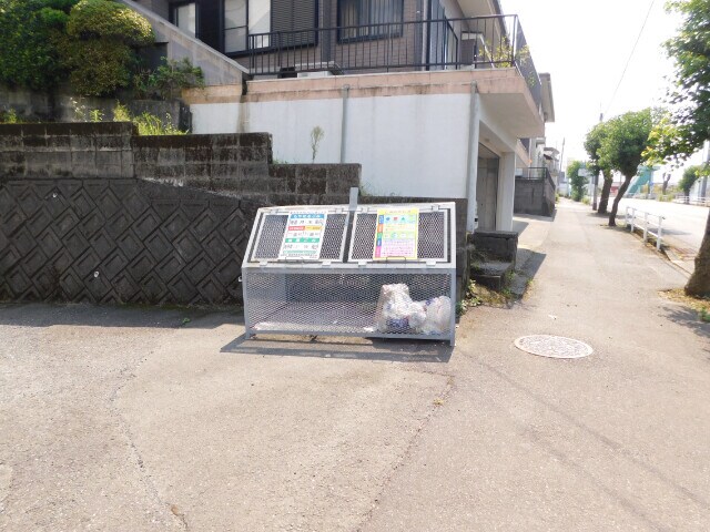 物件外観写真5　(敷地内ごみ置き場)