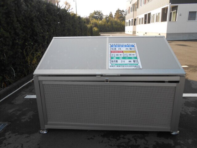 物件外観写真3　(敷地内ごみ置き場)