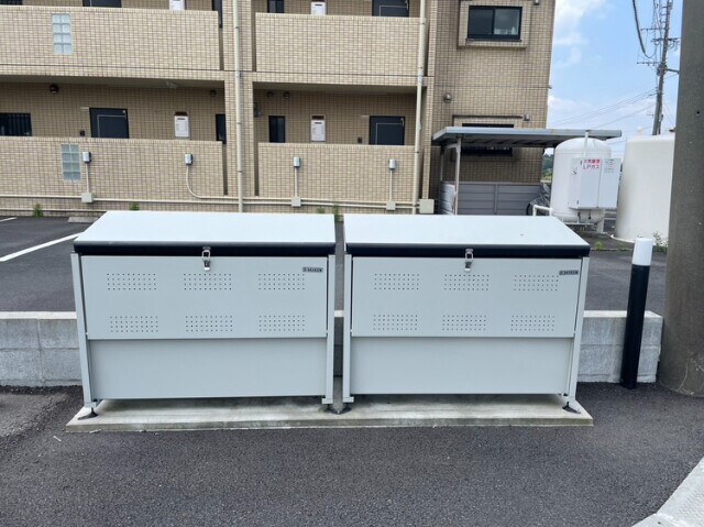 物件外観写真3　(敷地内ごみ置き場)