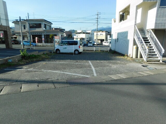 物件外観写真2　(駐車場)
