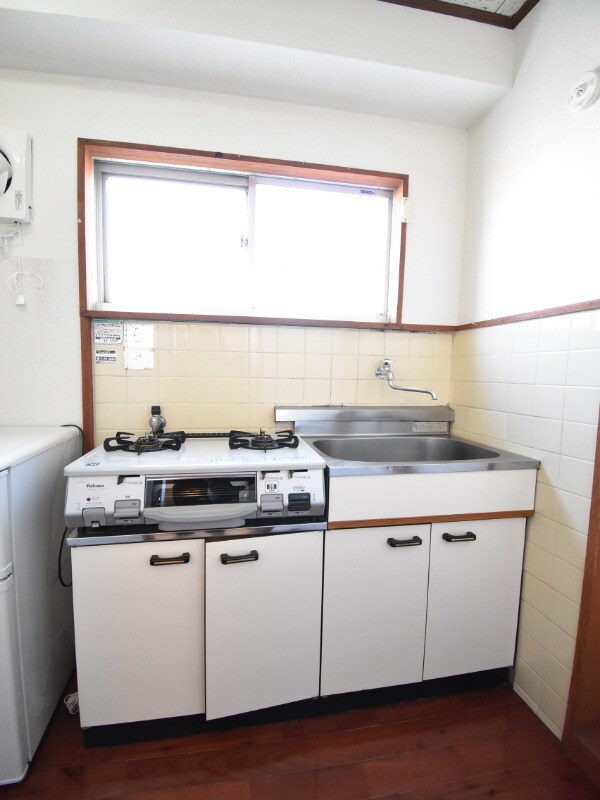 物件内観写真5　(※ガスコンロ、冷蔵庫はサービス品となります。)