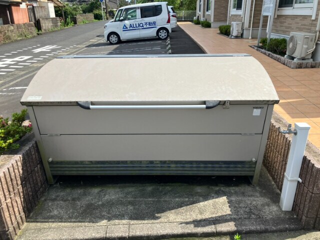 物件外観写真4　(※敷地内ごみ置き場)