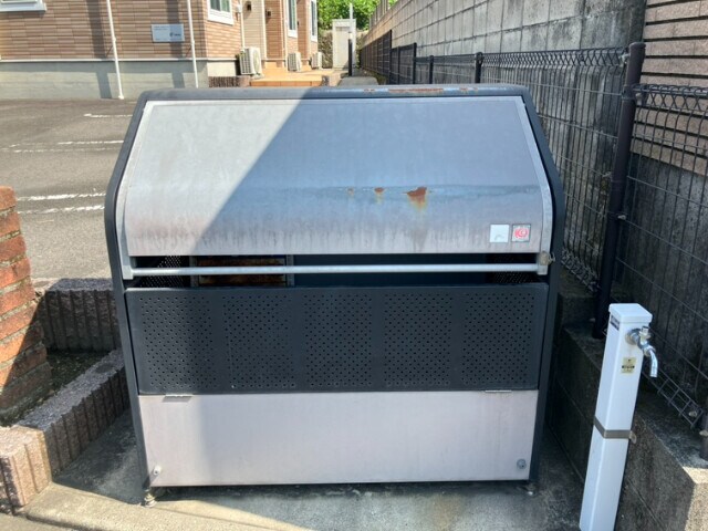 物件外観写真3　(敷地内ごみ置き場)