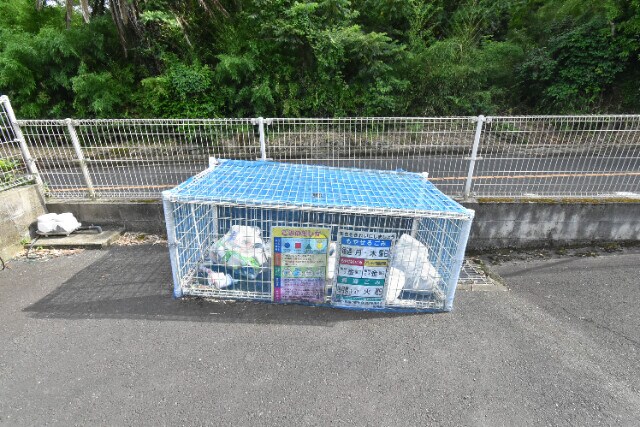 物件外観写真4　(敷地内ゴミ置き場)