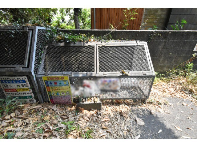 物件外観写真4　(※敷地内ゴミ置き場)