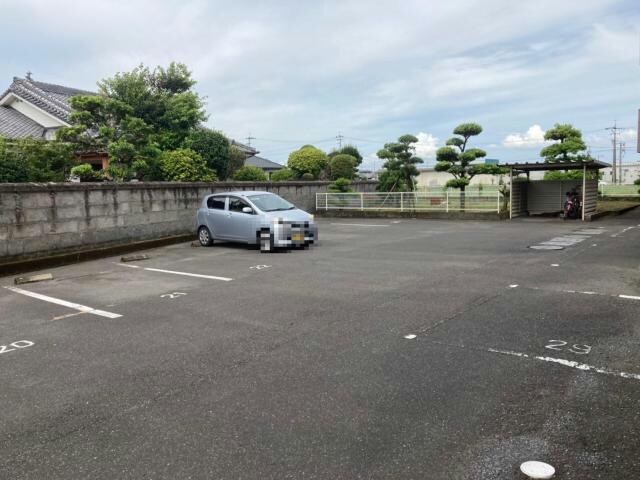 物件外観写真3　(駐車場)