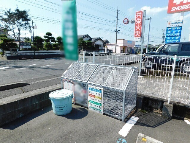 物件外観写真3　(敷地内ゴミ置き場)